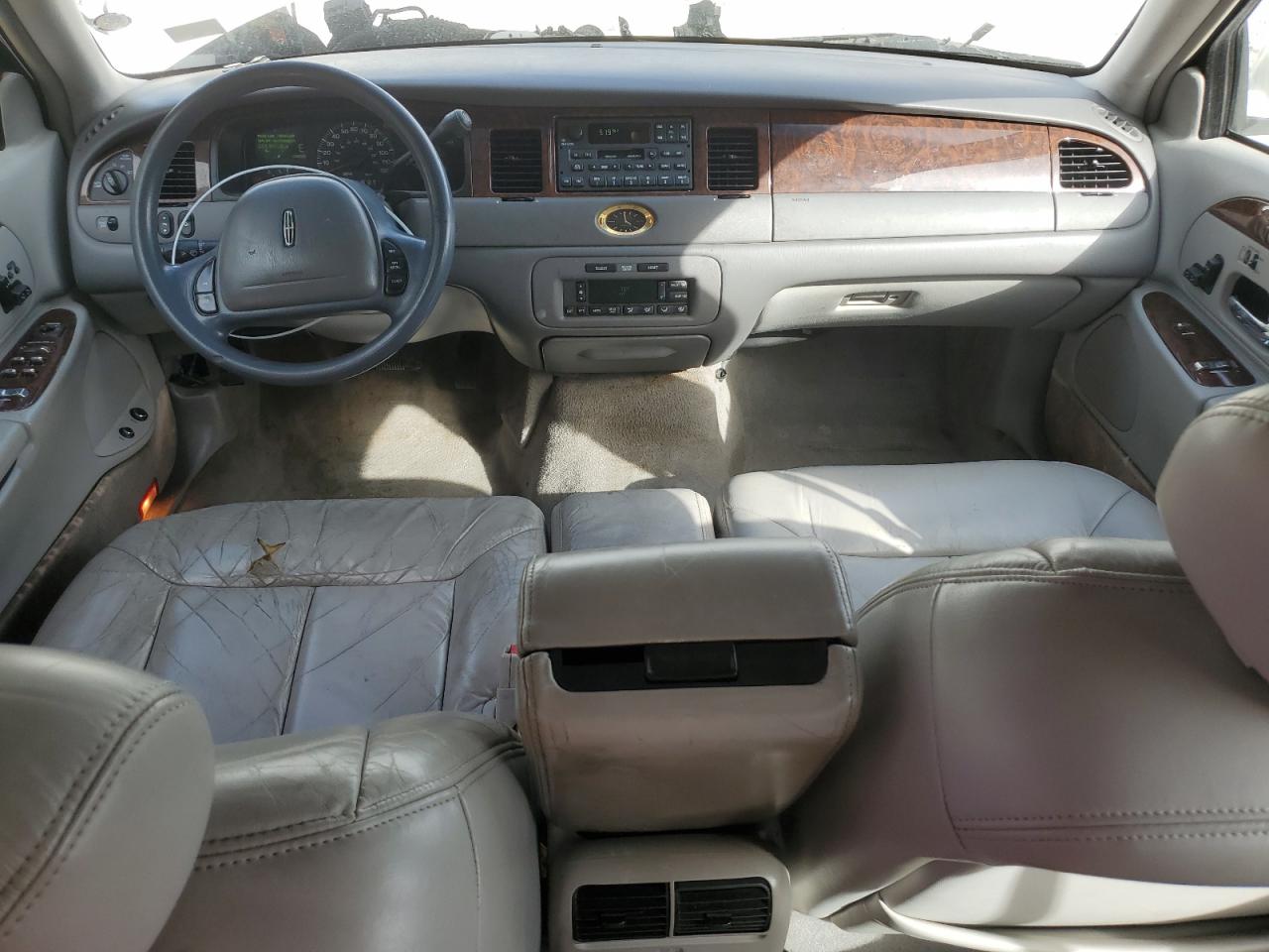 2002 Lincoln Town Car Cartier VIN: 1LNHM83W62Y666849 Lot: 82188075