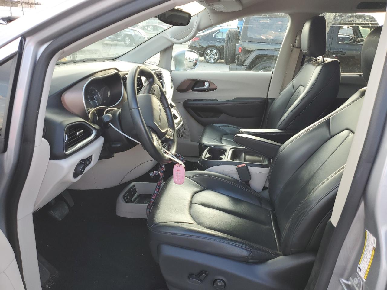 2017 Chrysler Pacifica Touring L VIN: 2C4RC1BG2HR609364 Lot: 82614825