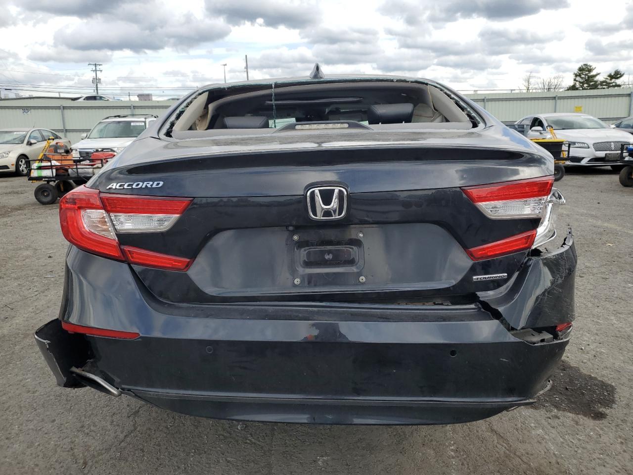 2018 Honda Accord Touring VIN: 1HGCV1F92JA156824 Lot: 85698895