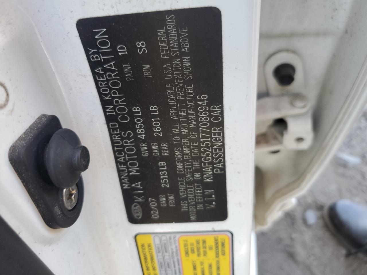 2007 Kia Rondo Base VIN: KNAFG525177086946 Lot: 85117845