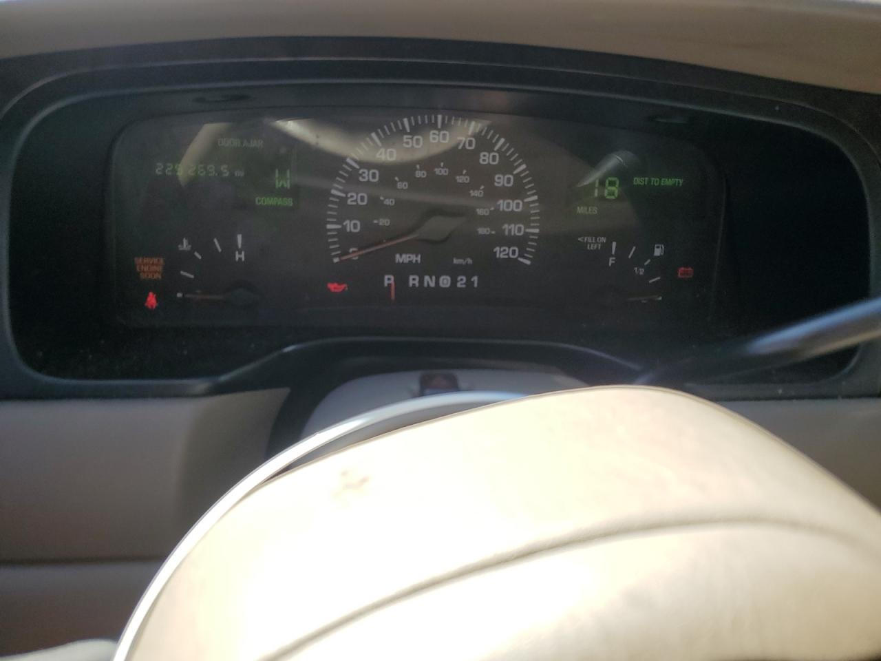 2000 Lincoln Town Car Signature VIN: 1LNHM82W2YY815736 Lot: 85776685