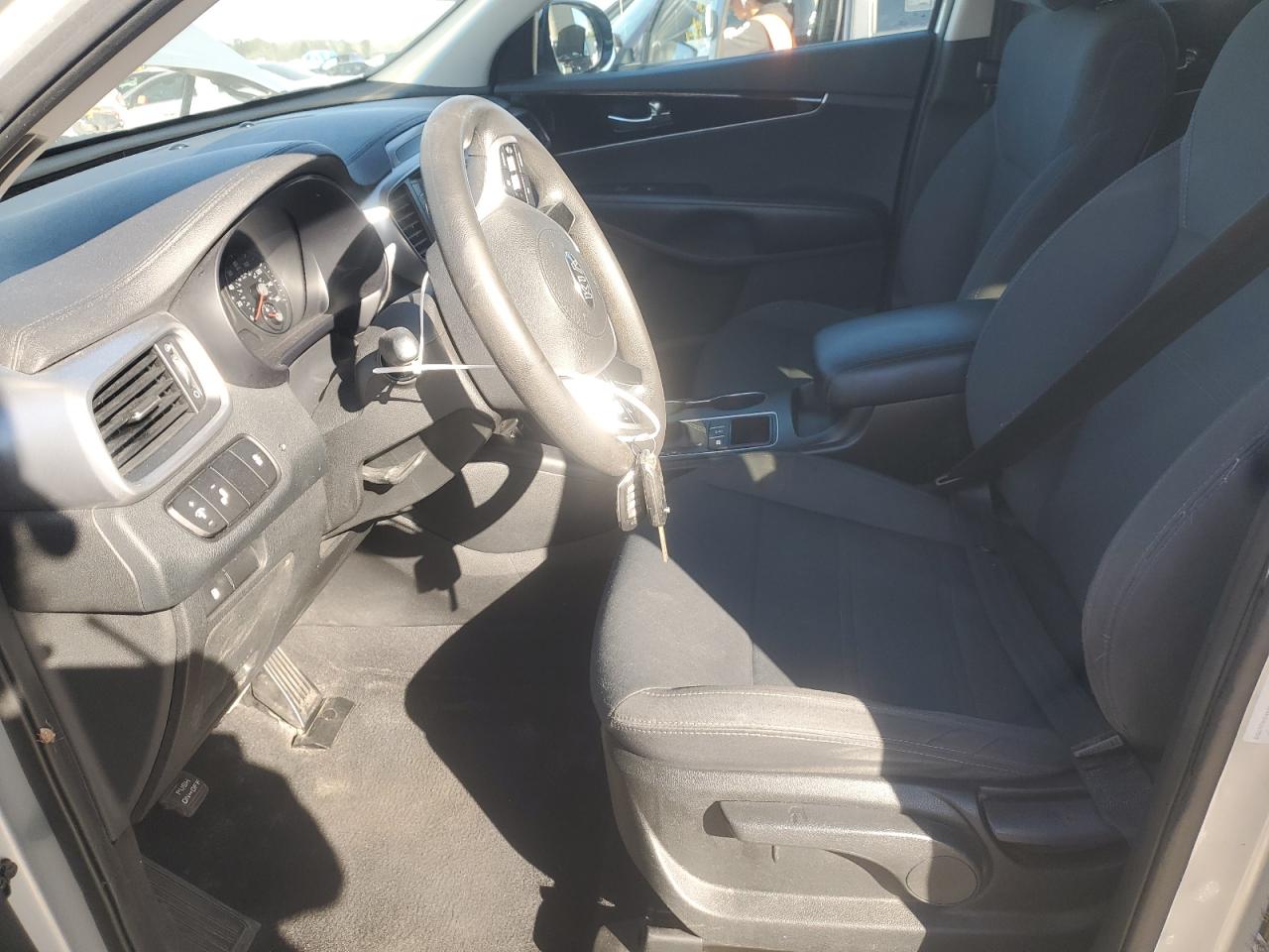2019 Kia Sorento L VIN: 5XYPGDA34KG465758 Lot: 85674145