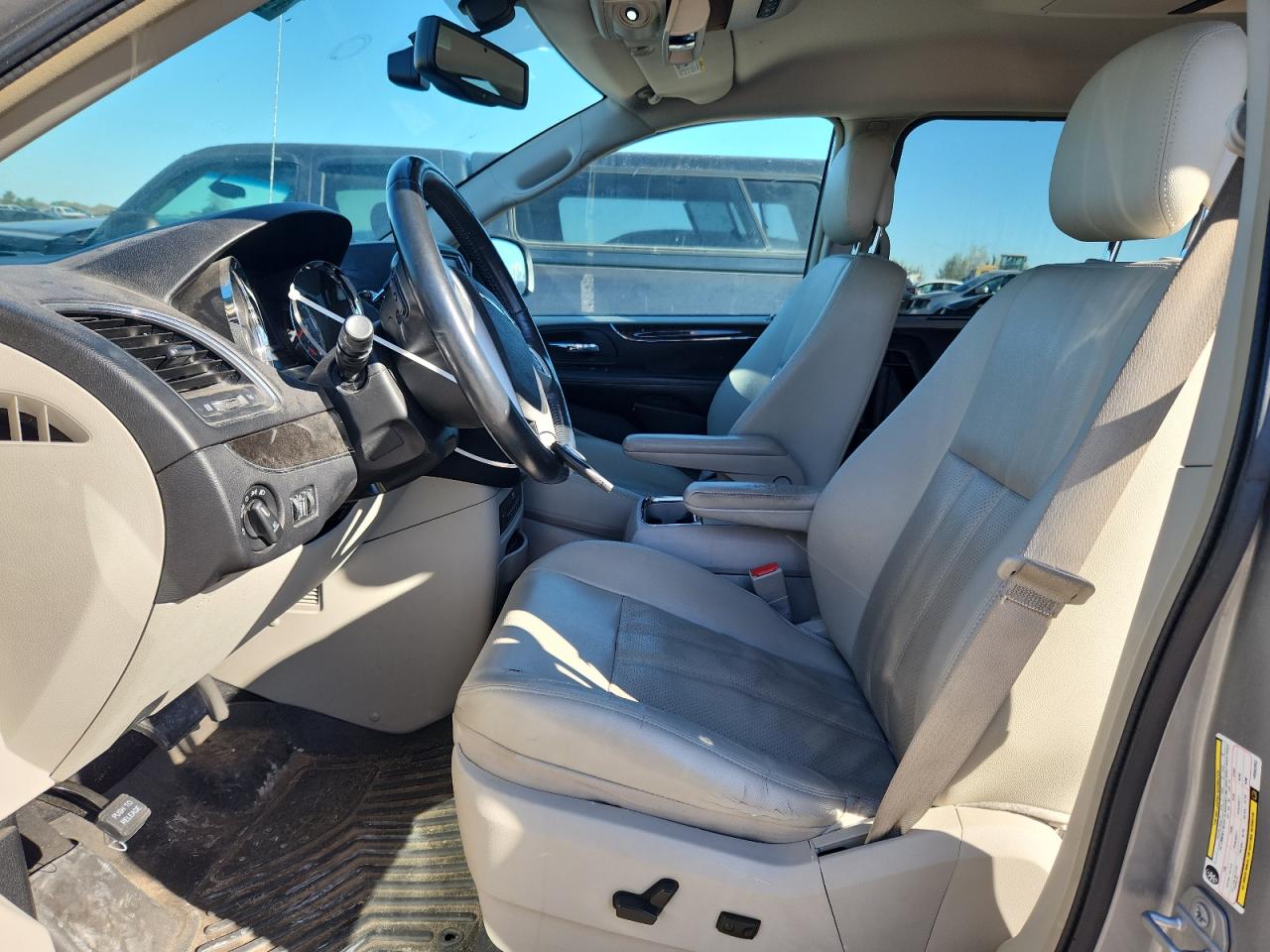 2015 Chrysler Town & Country Touring L VIN: 2C4RC1CG5FR562052 Lot: 82700215