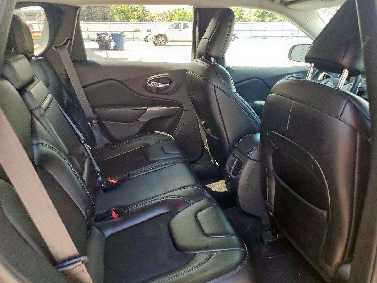 2019 Jeep Cherokee Latitude Plus VIN: 1C4PJLLB2KD264925 Lot: 82238095