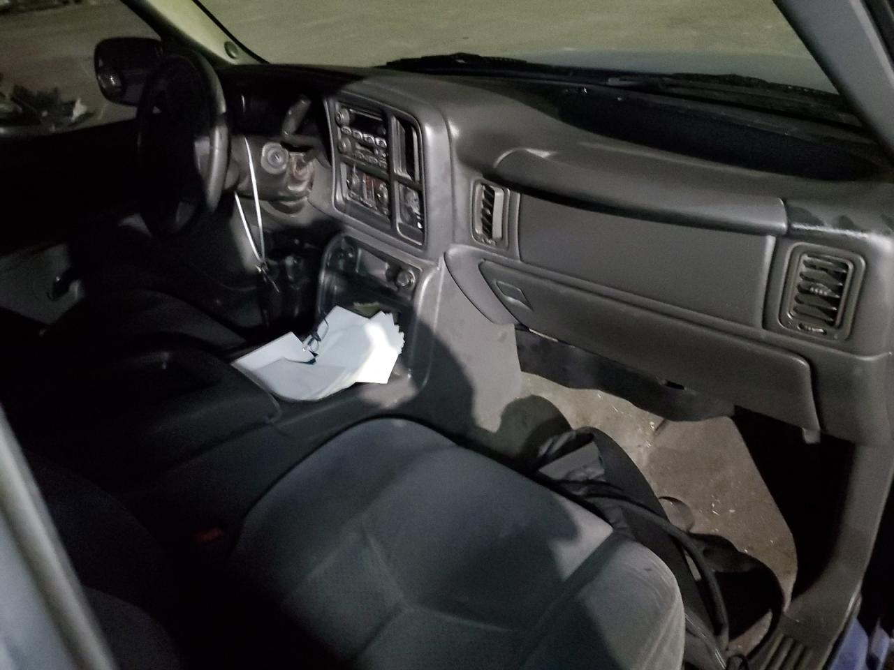 2004 Chevrolet Silverado VIN: 228068 Lot: 86601845