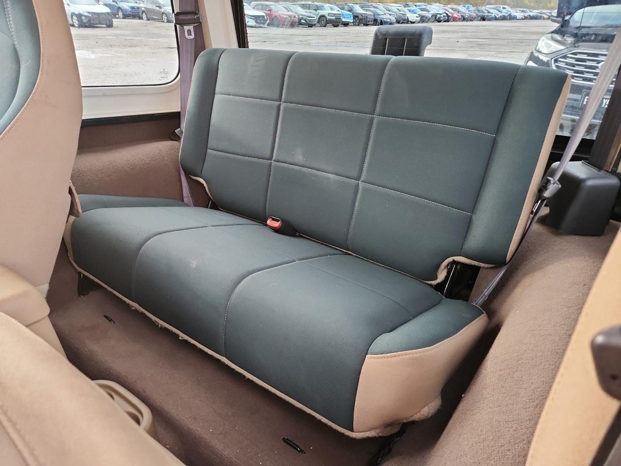 2001 Jeep Wrangler / Tj Sahara VIN: 1J4FA59S11P370224 Lot: 85285925