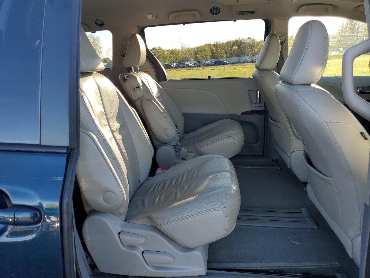 2012 Toyota Sienna Xle VIN: 5TDYK3DC5CS245235 Lot: 82349425