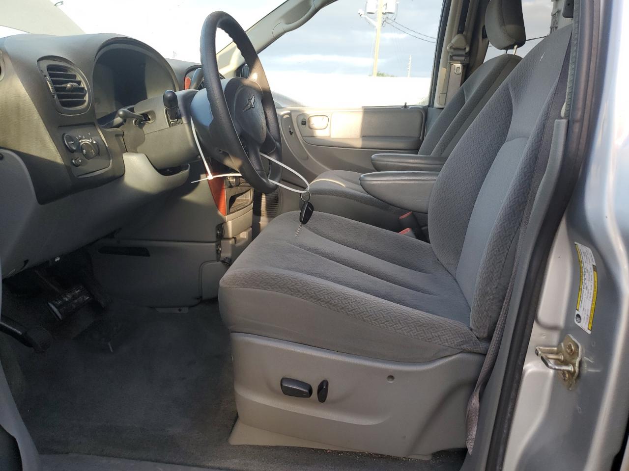 2005 Chrysler Town & Country Lx VIN: 2C4GP44R45R591974 Lot: 82324055