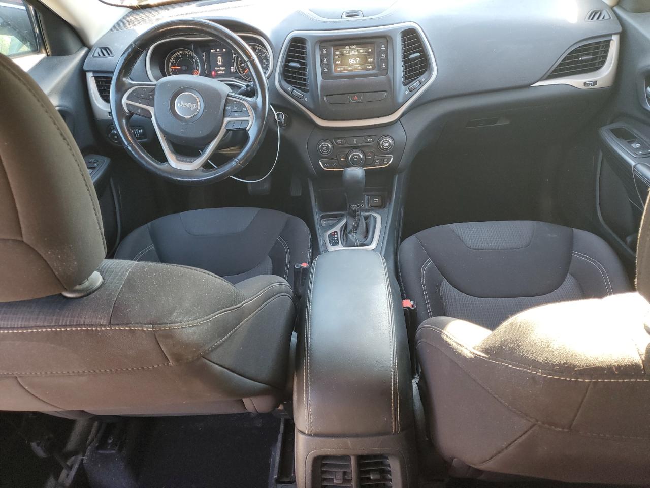 2015 Jeep Cherokee Latitude VIN: 1C4PJLCB8FW670489 Lot: 82487195