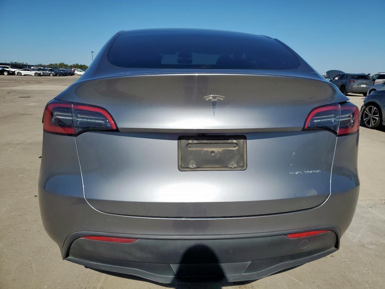 2024 Tesla Model Y VIN: 7SAYGDEE5RA330211 Lot: 90685605