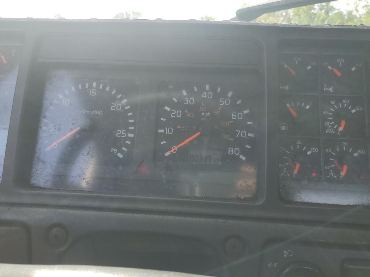 2002 Volvo Vnl Semi Truck VIN: 4V4NC9GG42N335888 Lot: 84463545