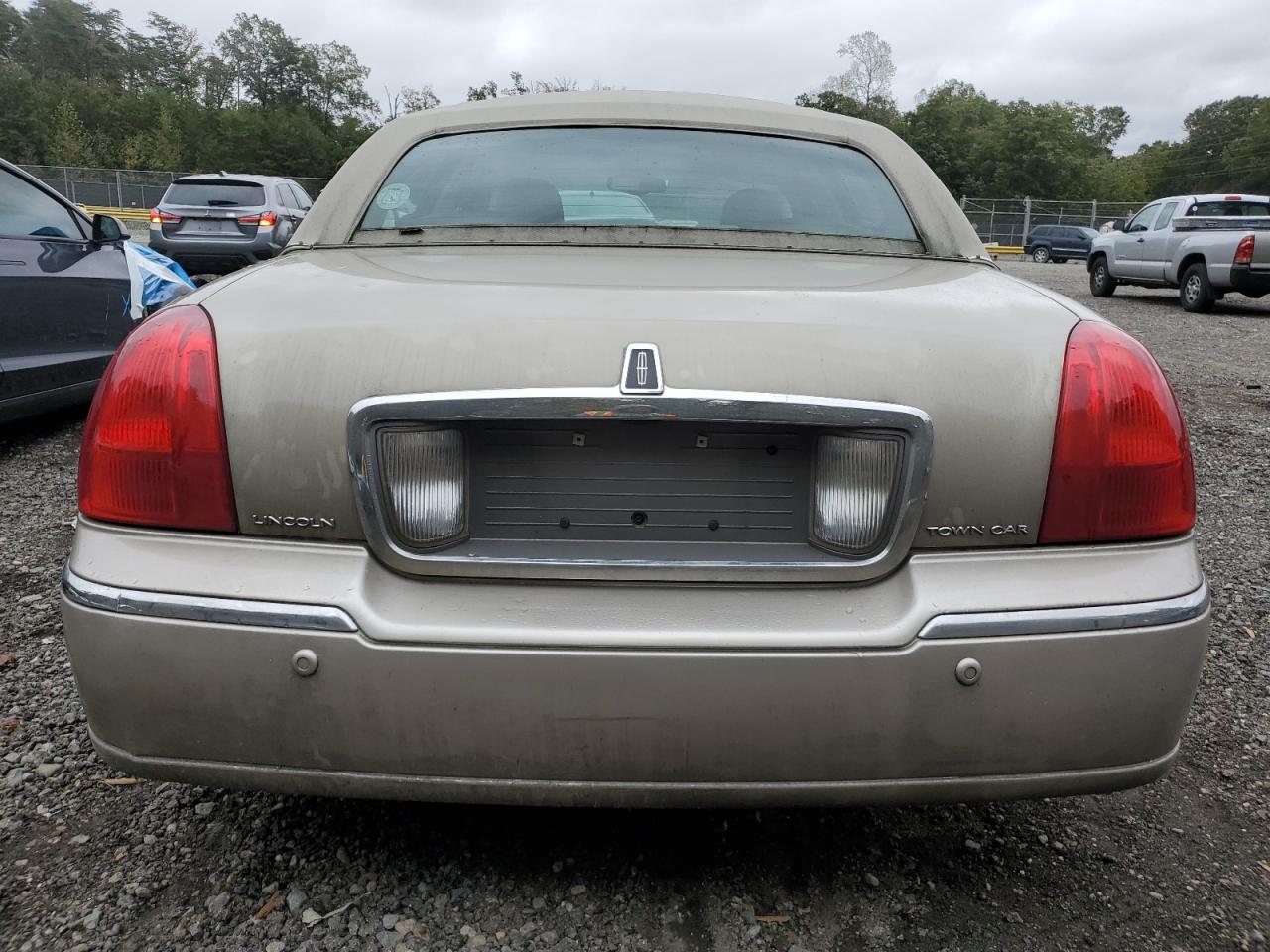 2004 Lincoln Town Car Executive VIN: 1LNHM81W64Y687299 Lot: 84981395