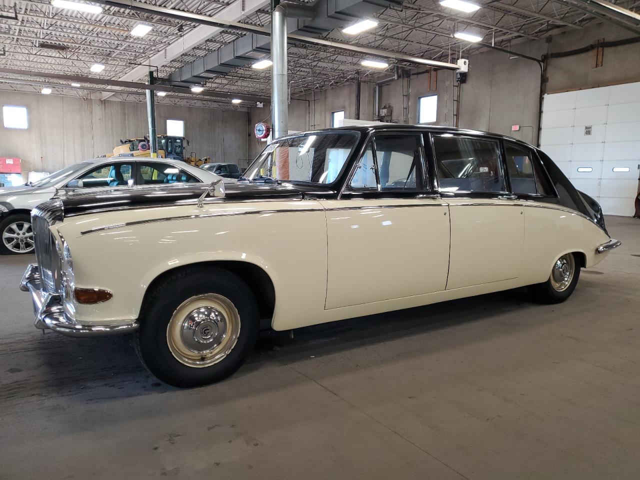 1970 Daimler Jaguar Ds-420 Limousine two_colors null null 1M1311 photo #1