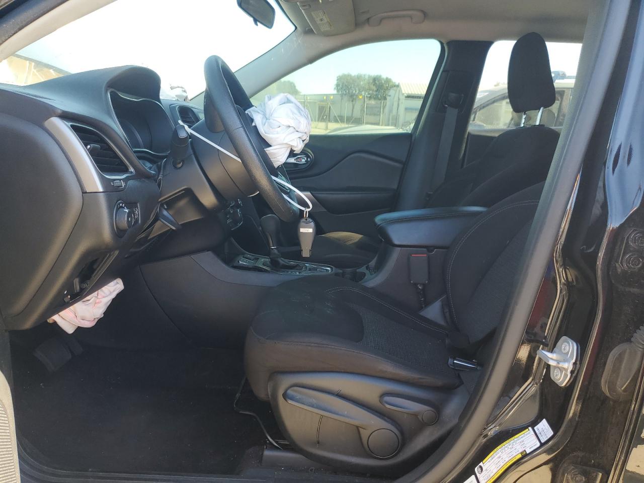 2019 Jeep Cherokee Latitude VIN: 1C4PJLCBXKD247421 Lot: 85394805