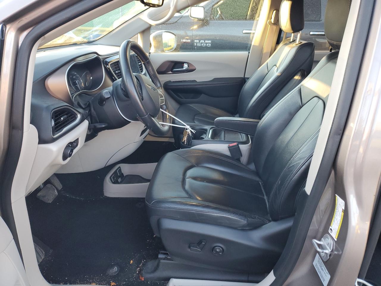 2017 Chrysler Pacifica Touring L VIN: 2C4RC1BG9HR822957 Lot: 87300115