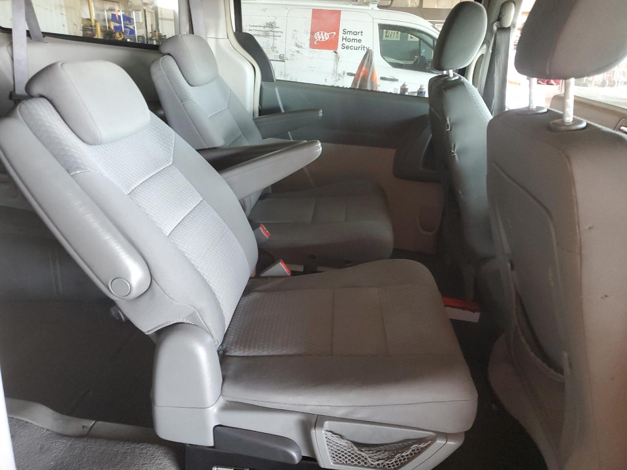 2010 Chrysler Town & Country Lx VIN: 2A4RR4DE3AR213956 Lot: 84971125