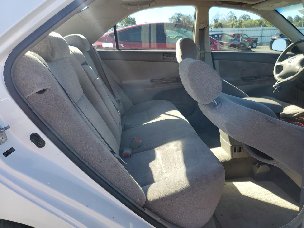 2004 Toyota Camry Le VIN: JTDBE30KX40269724 Lot: 82373625