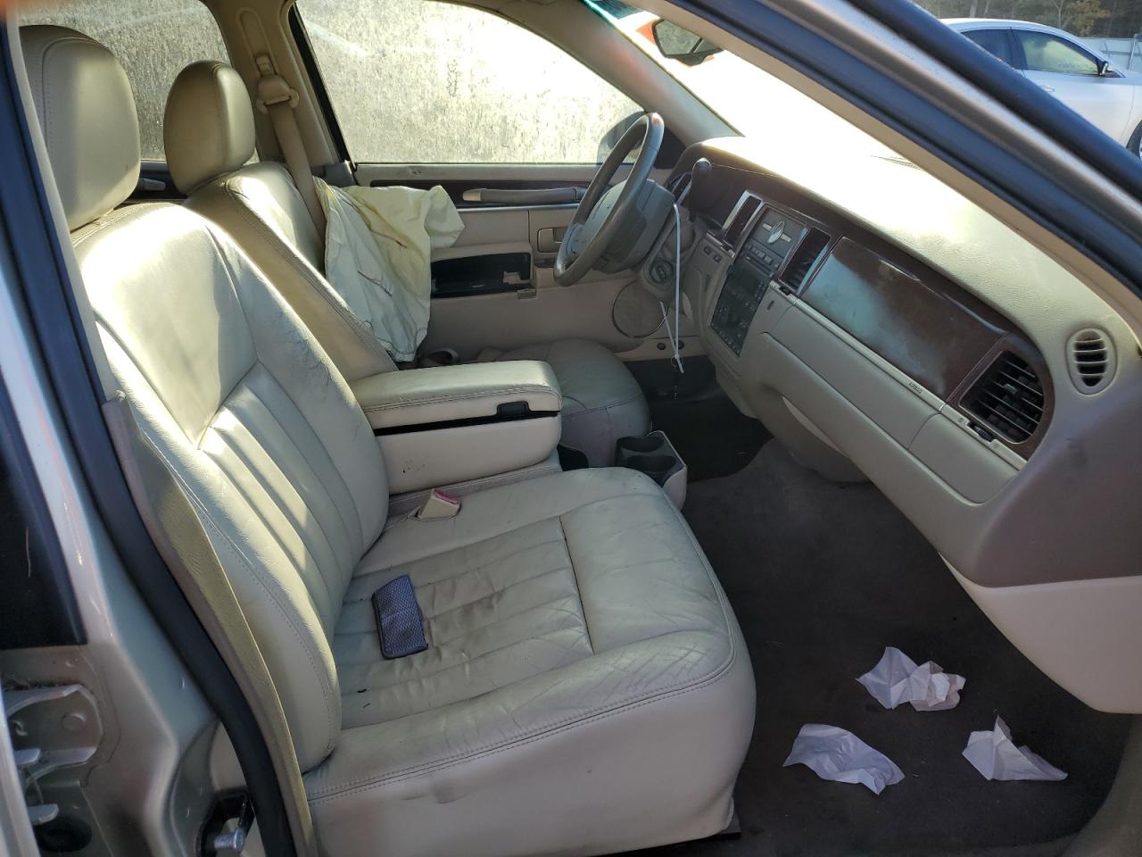 2005 Lincoln Uk VIN: 1LNHM81W45Y638541 Lot: 81830005