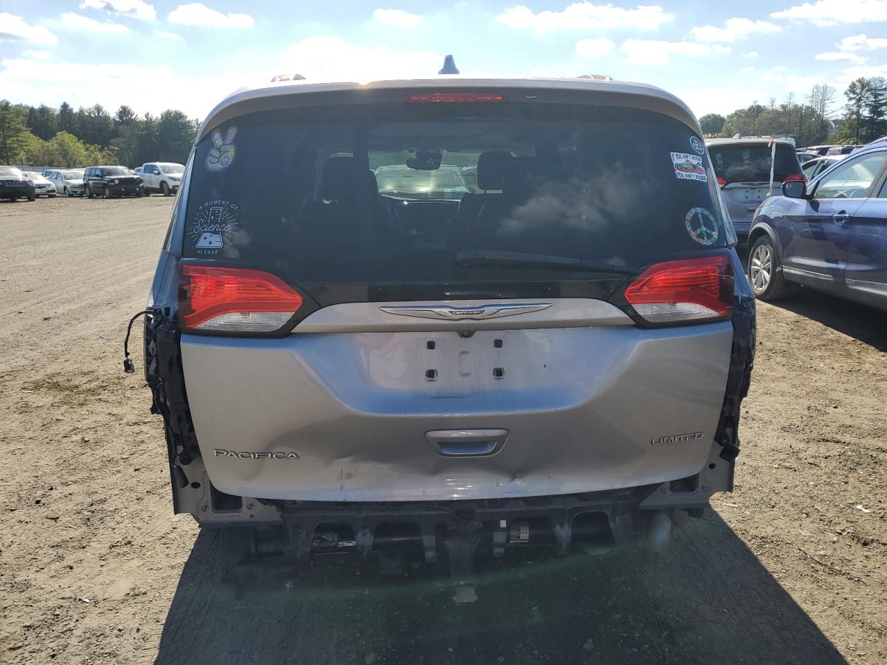 2017 Chrysler Pacifica Limited VIN: 2C4RC1GGXHR507285 Lot: 84940705