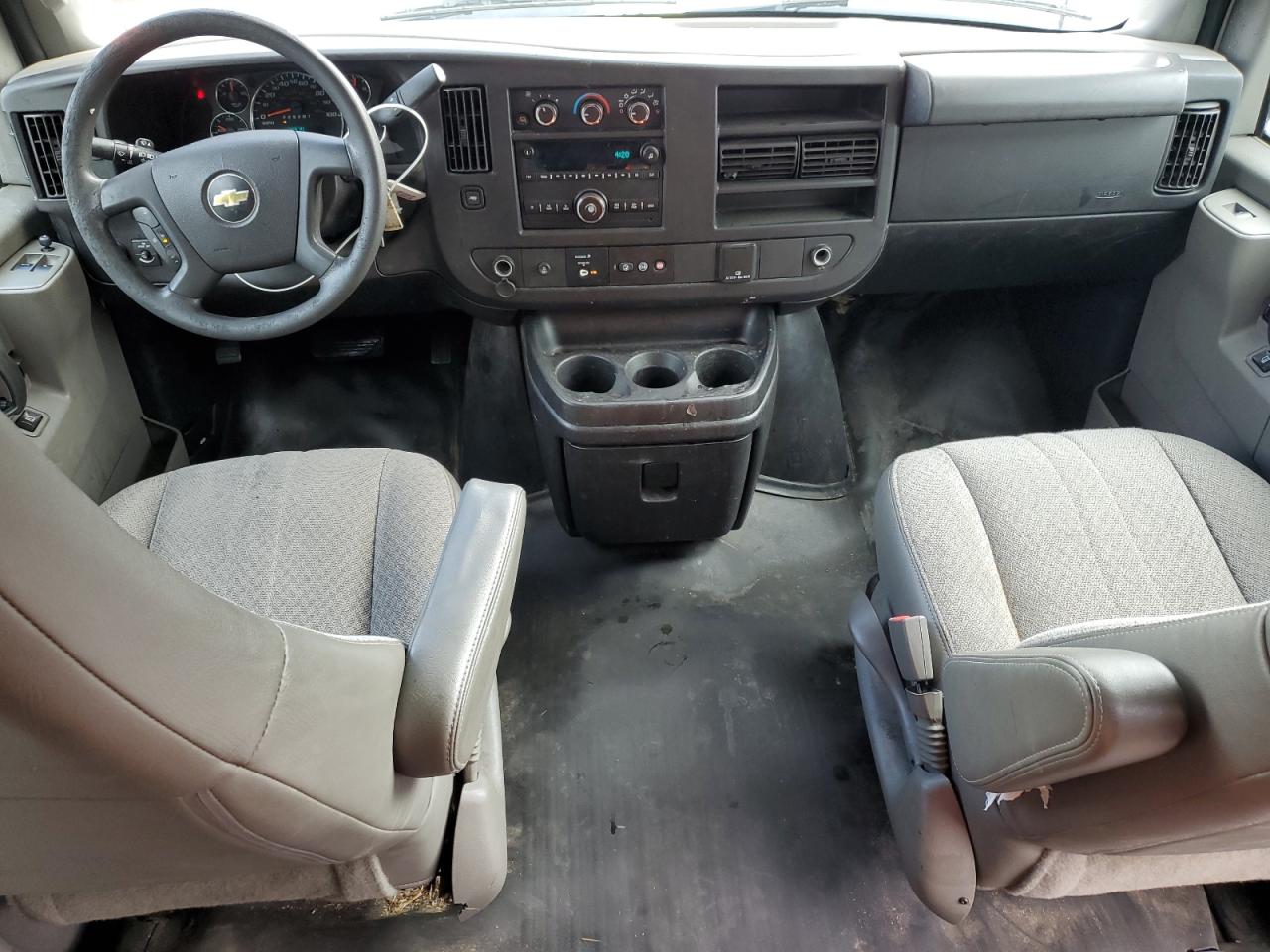 2018 Chevrolet Express G2500 VIN: 1GCWGBFP1J1340565 Lot: 82257055