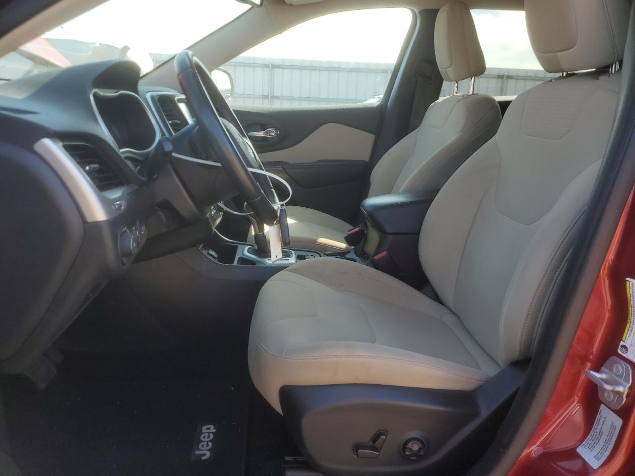 2016 Jeep Cherokee Latitude VIN: 1C4PJLCB0GW190285 Lot: 81940395