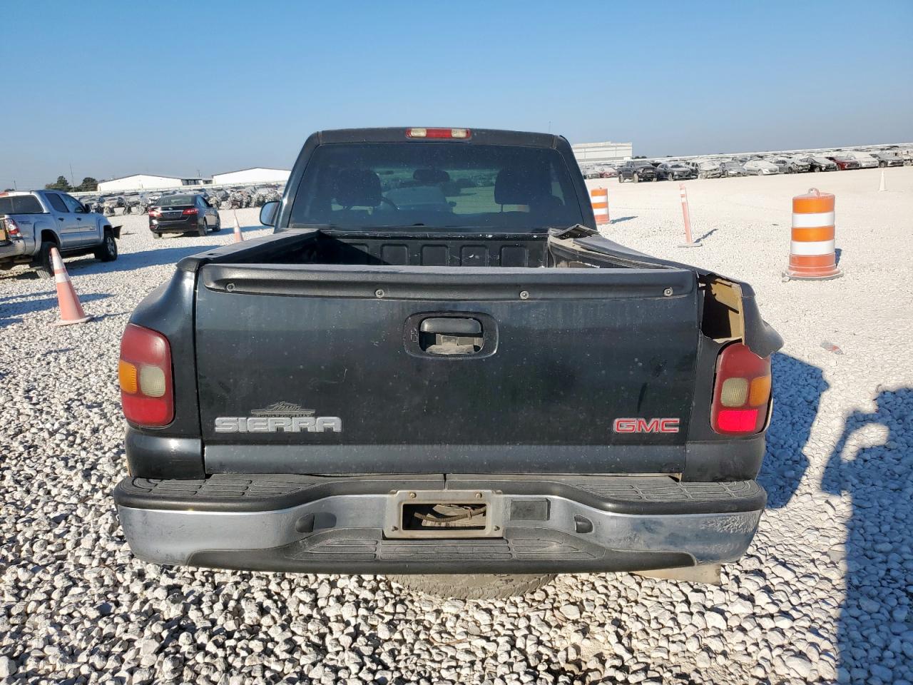 2003 GMC New Sierra C1500 VIN: 1GTEC14V13Z102464 Lot: 82412395