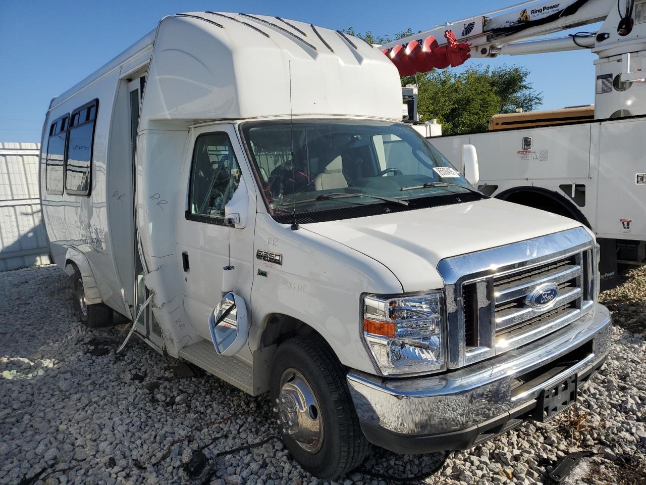 2014 Ford Econoline E350 Super Duty Cutaway Van