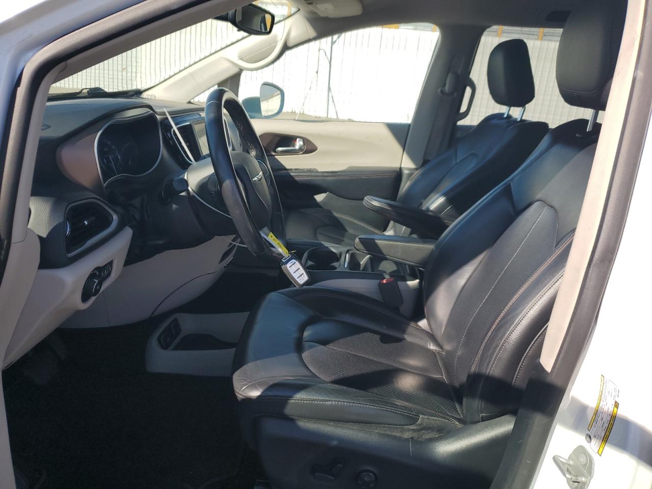 2018 Chrysler Pacifica Touring L VIN: 2C4RC1BG2JR211061 Lot: 85930985