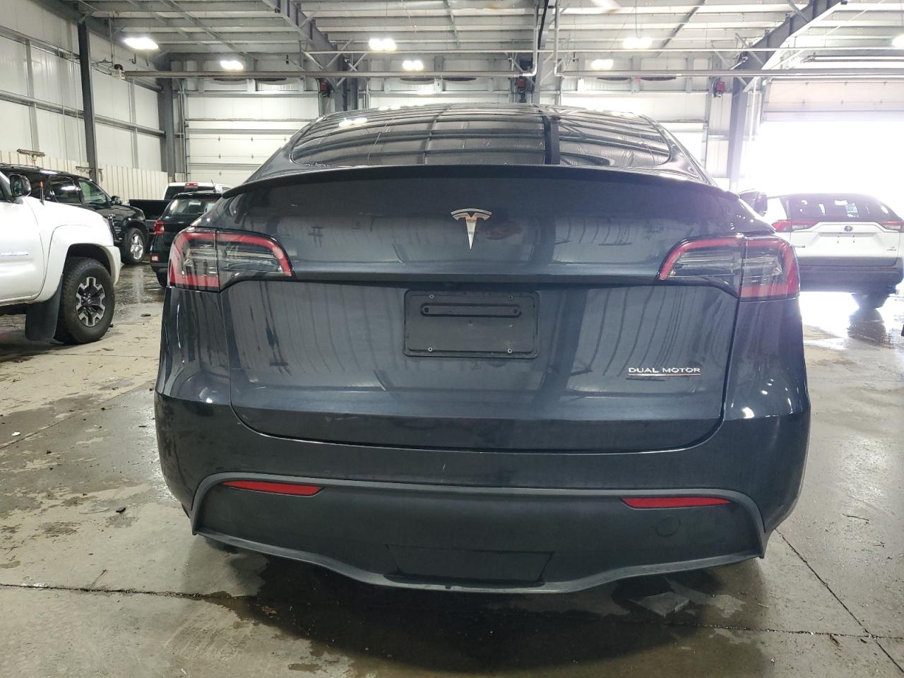 2024 Tesla Model Y VIN: 7SAYGDEFXRF057083 Lot: 89928705