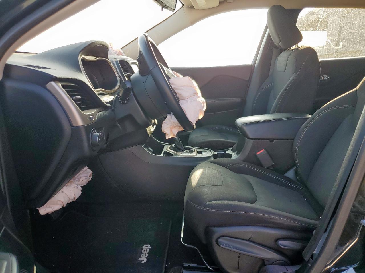 2016 Jeep Cherokee Latitude VIN: 1C4PJLCB9GW355833 Lot: 82242225