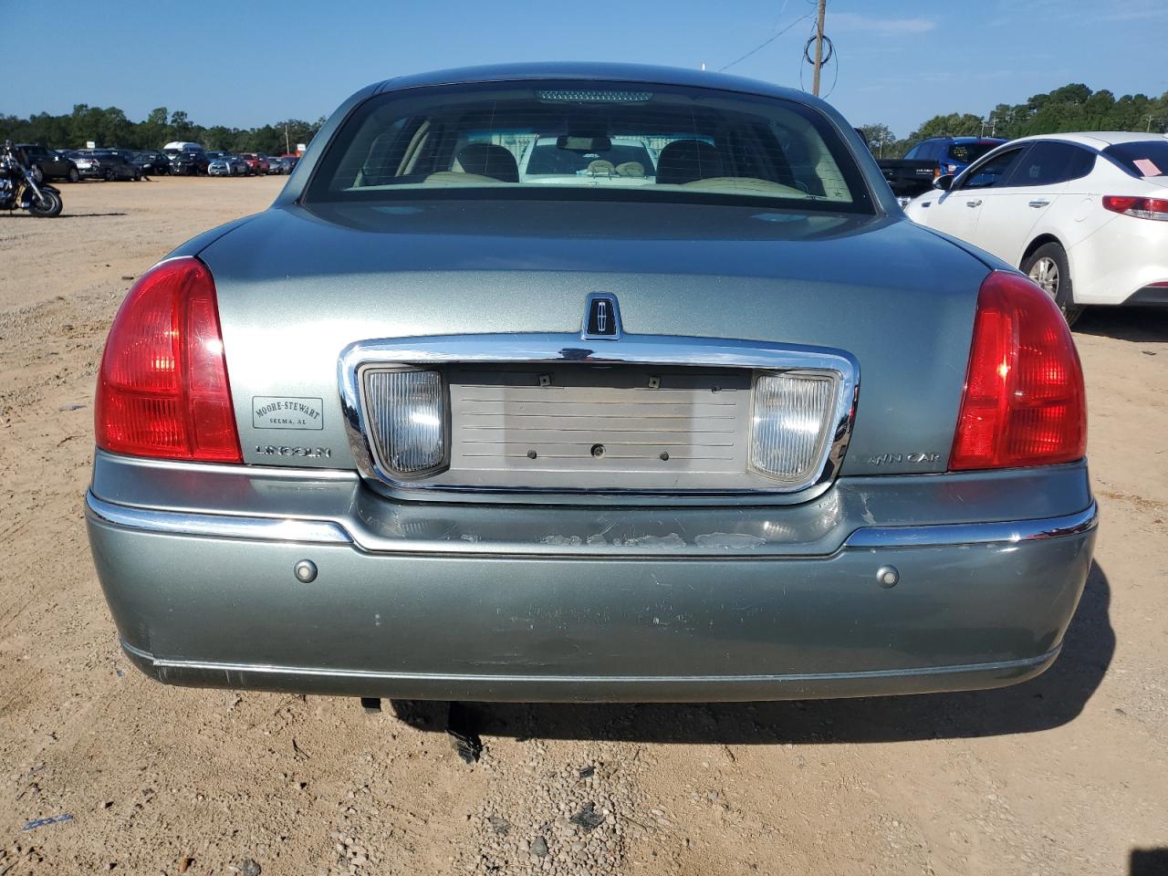 2005 Lincoln Town Car Signature VIN: 1LNHM81W25Y672400 Lot: 82003035