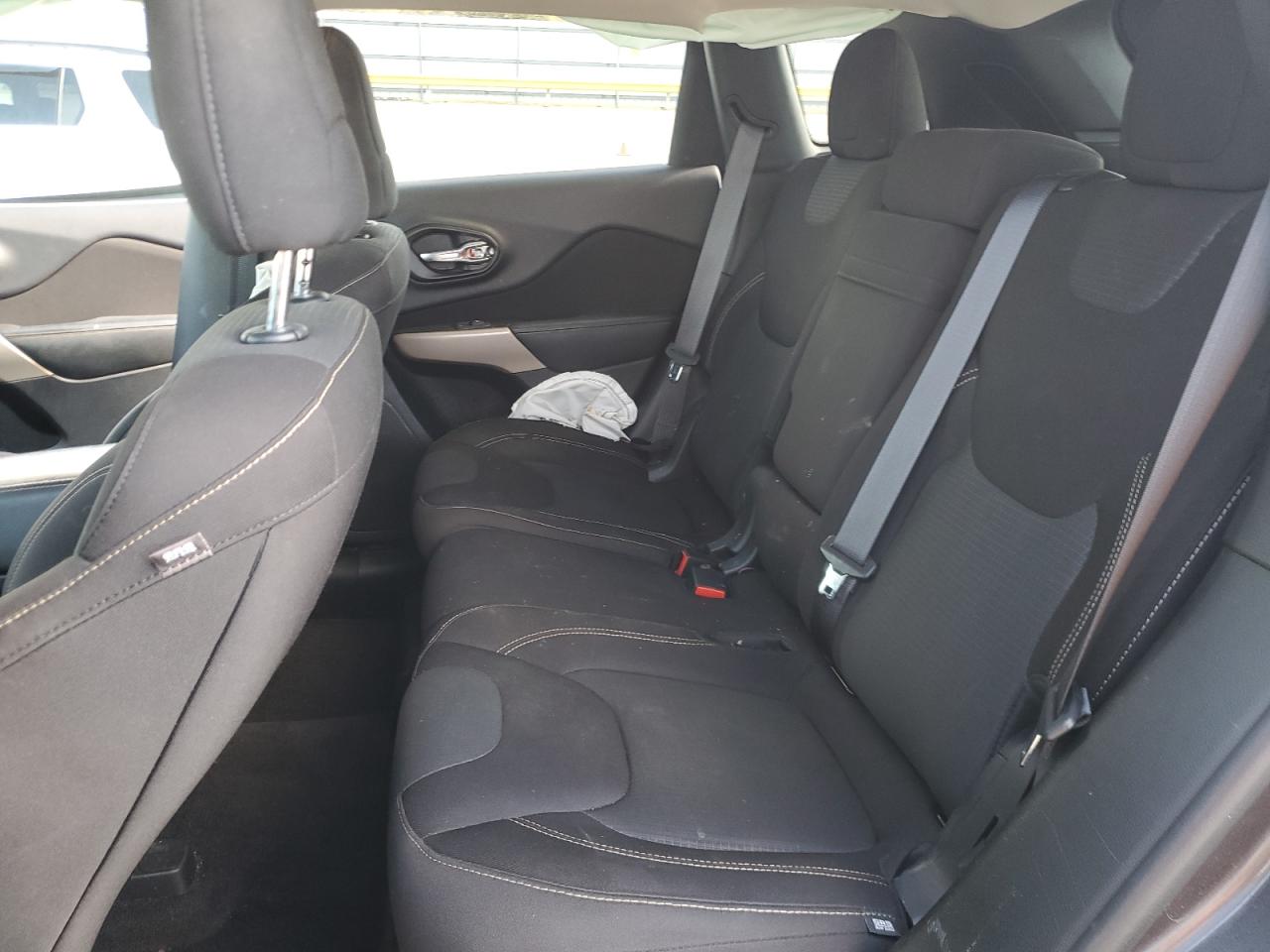 2017 Jeep Cherokee Latitude VIN: 1C4PJLCB5HW585239 Lot: 90927395