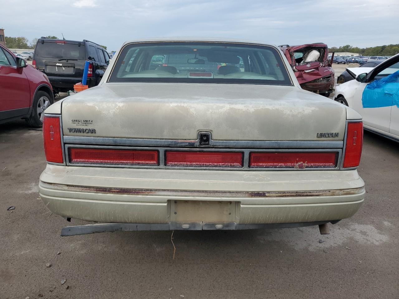 1997 Lincoln Town Car Signature VIN: 1LNLM82W1VY741585 Lot: 85915905