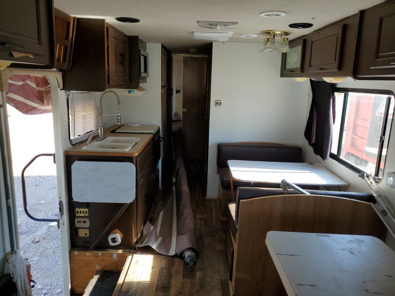 2000 Ford F550 Super Duty Stripped Chassis VIN: 1FCMF53S5Y0A08715 Lot: 85699875