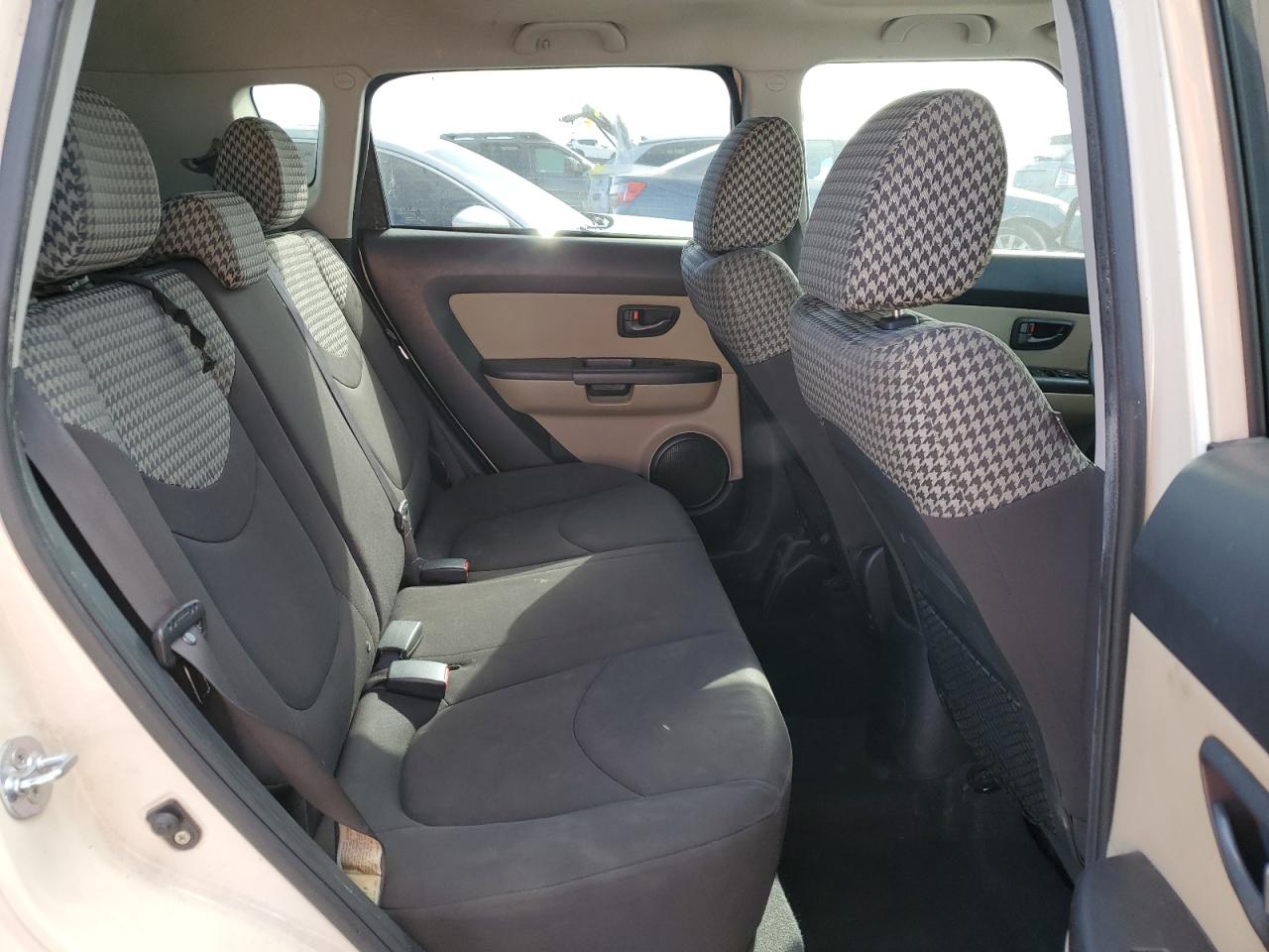 2011 Kia Soul + VIN: KNDJT2A27B7724575 Lot: 85919175