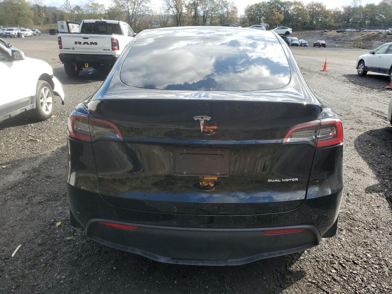 2024 Tesla Model Y VIN: 7SAYGAEE3RF011102 Lot: 82683615
