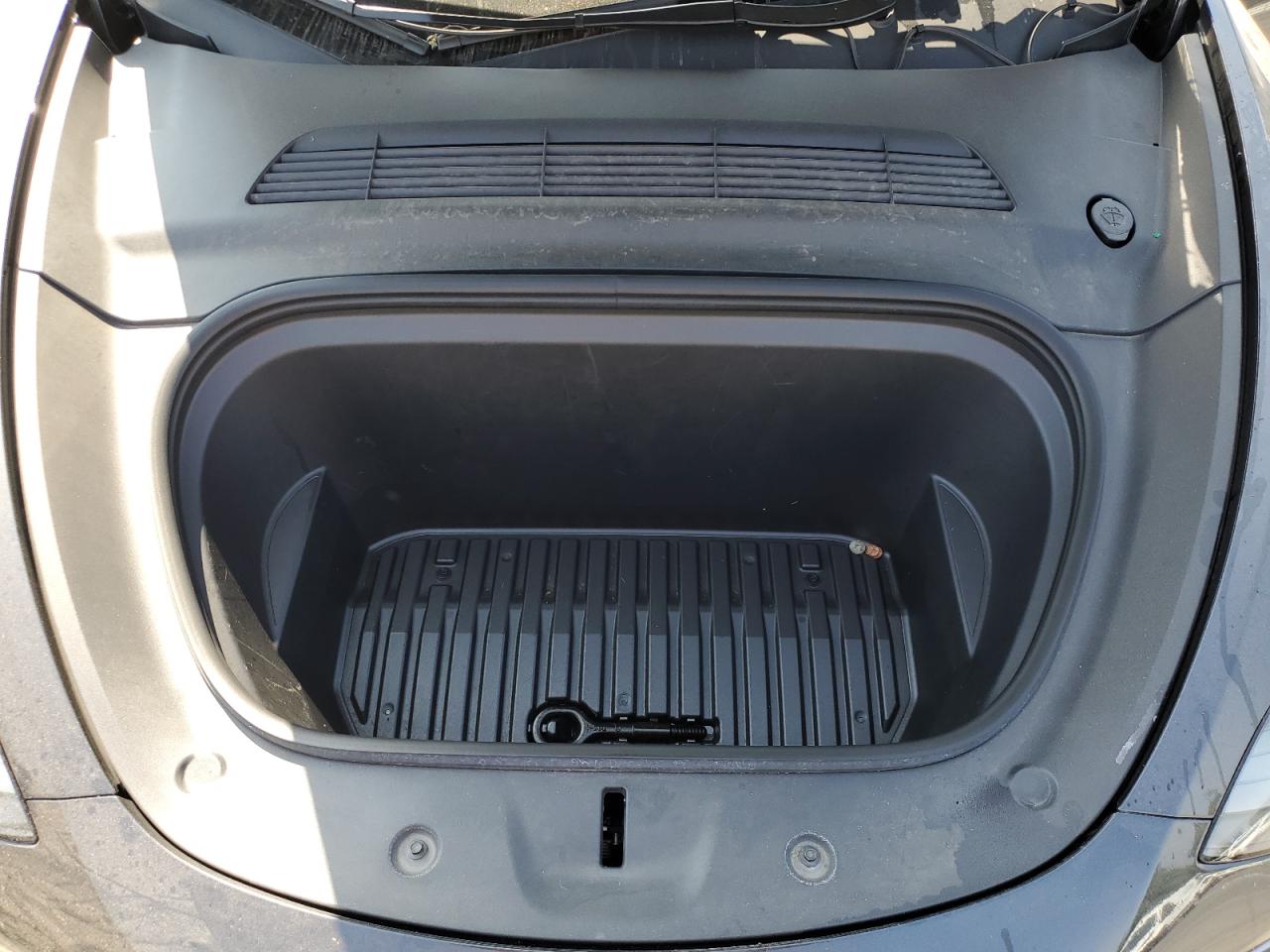 2024 Tesla Model Y VIN: 7SAYGAEE5RF087470 Lot: 84788825