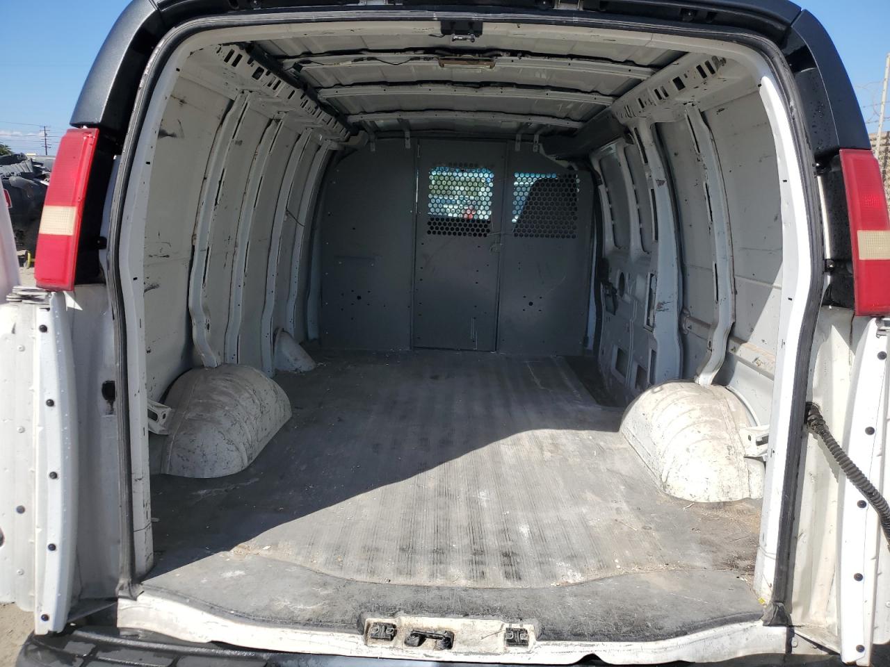 2005 Chevrolet Express 2500 Delivery Van VIN: 1GCGG25V751122334 Lot: 87311995