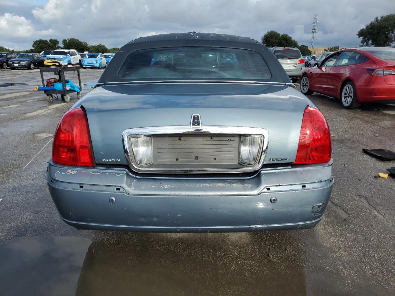 2004 Lincoln Town Car Executive VIN: 1LNHM81W84Y669323 Lot: 85269715