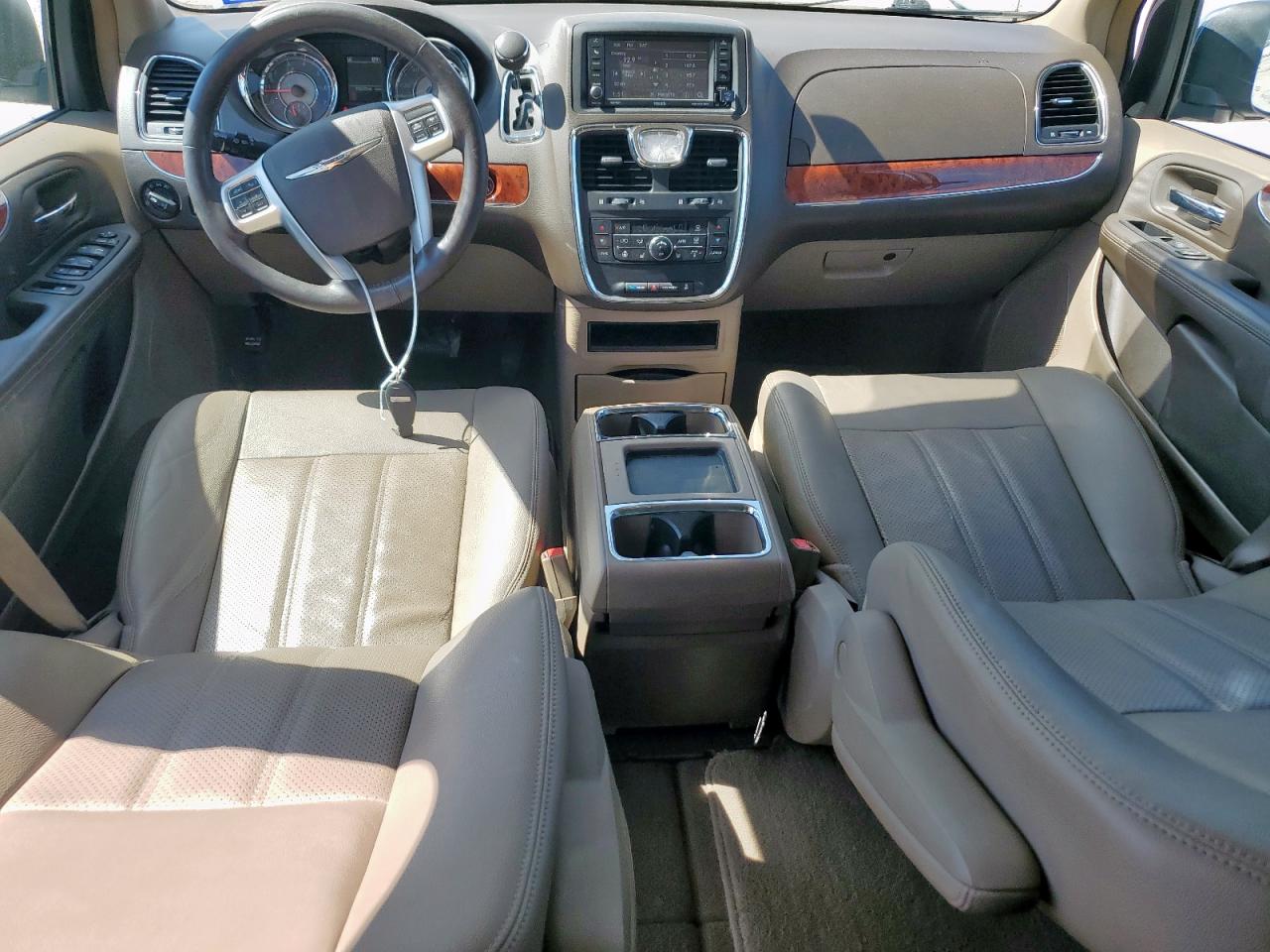 2016 Chrysler Town & Country Touring L VIN: 2C4RC1CG2GR111291 Lot: 86116375