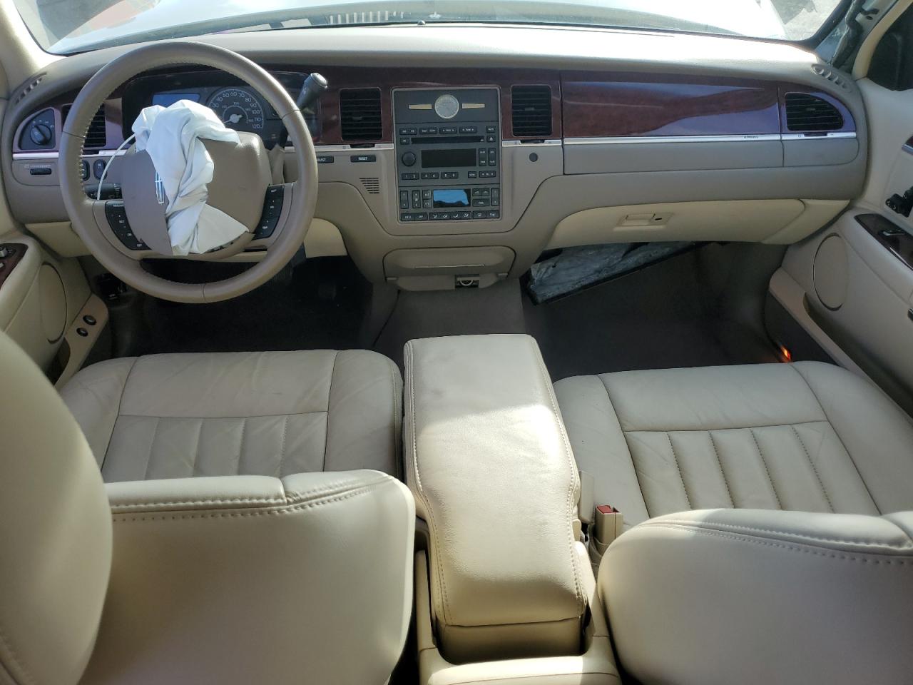 2005 Lincoln Town Car Signature VIN: 1LNHM81W85Y636744 Lot: 86994095