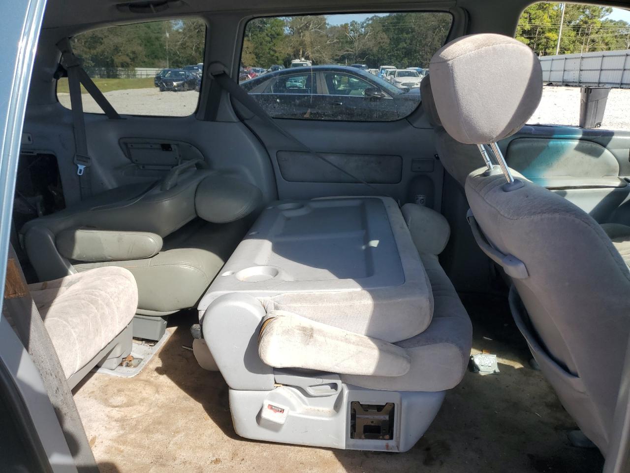 2000 Toyota Sienna Le VIN: 4T3ZF13C1YU260724 Lot: 82685775