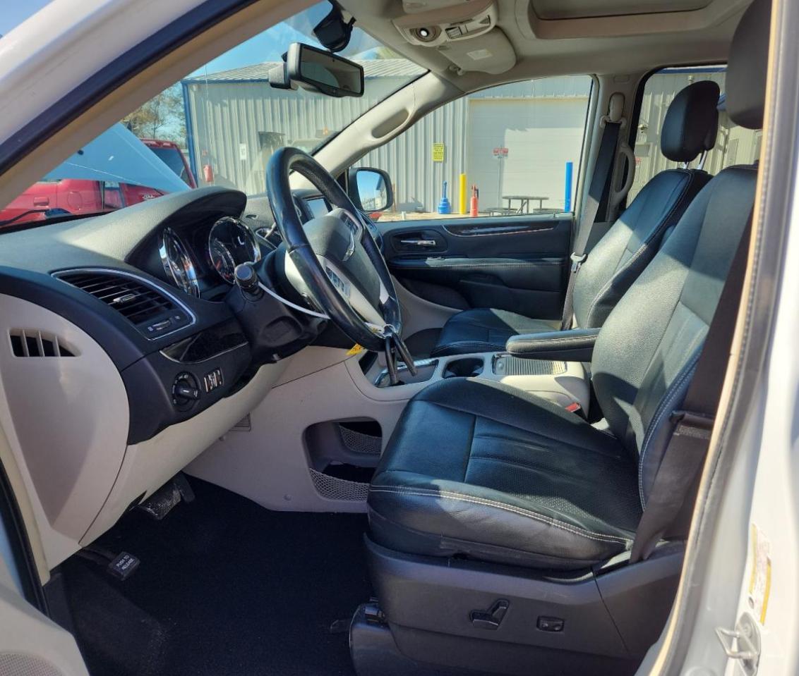 2016 Chrysler Town & Country Touring L VIN: 2C4RC1CG9GR112728 Lot: 90125135