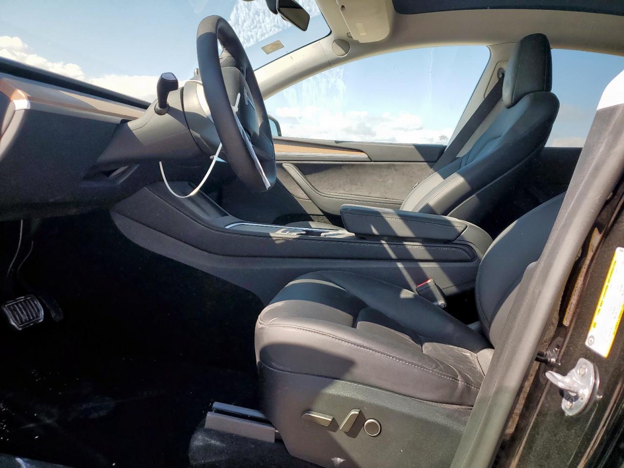 2024 Tesla Model Y VIN: 7SAYGDEE0RA325059 Lot: 89914575