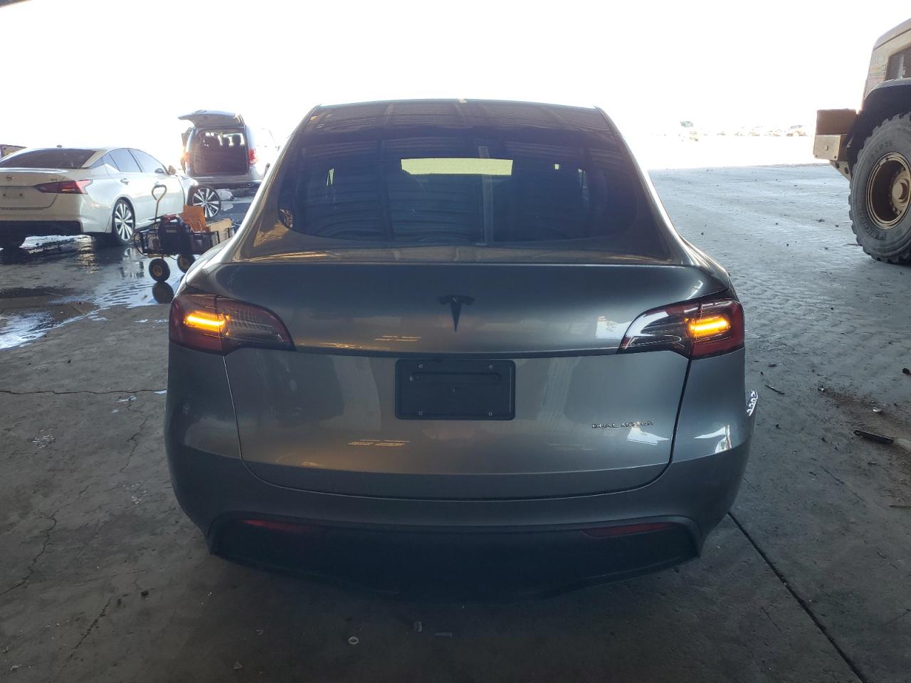2024 Tesla Model Y VIN: 7SAYGDEE2RF106834 Lot: 89711075