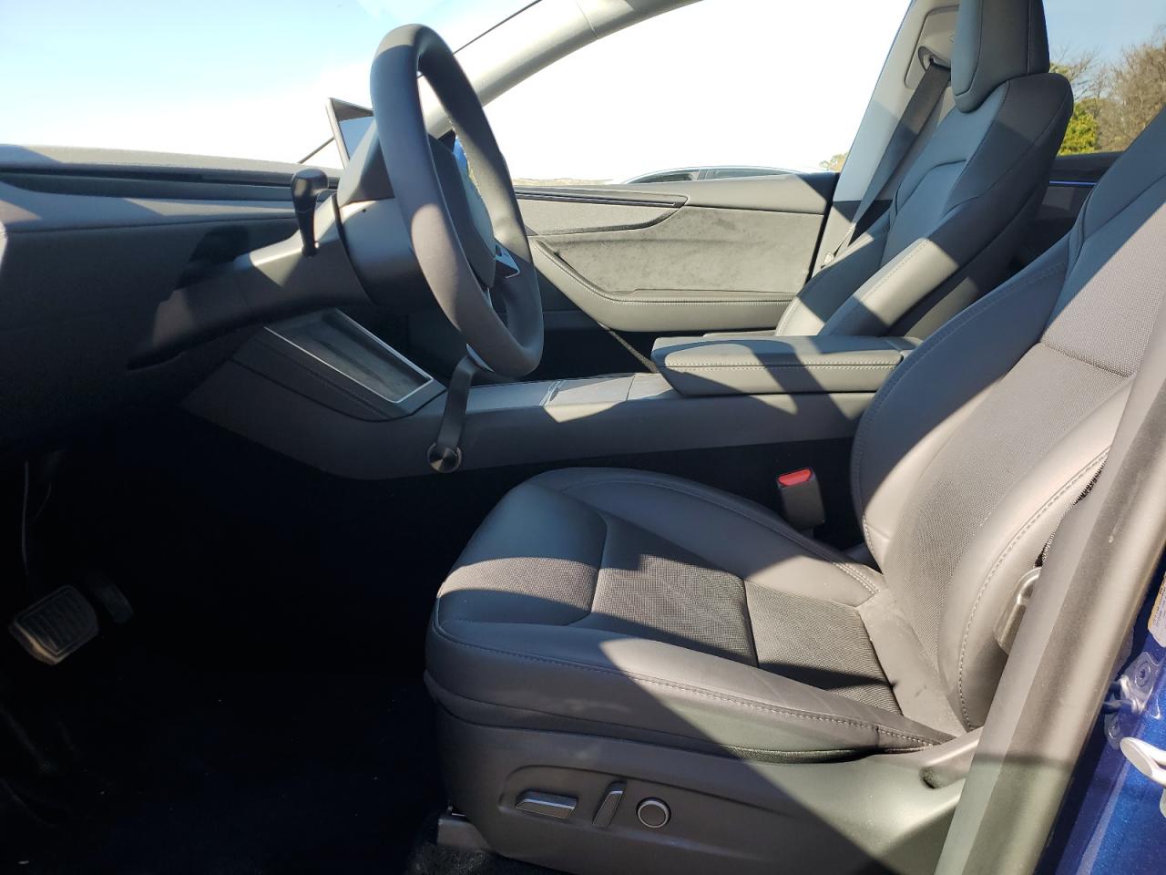 2026 Tesla Model Y VIN: 7SAYGDEE3TA440438 Lot: 81995875