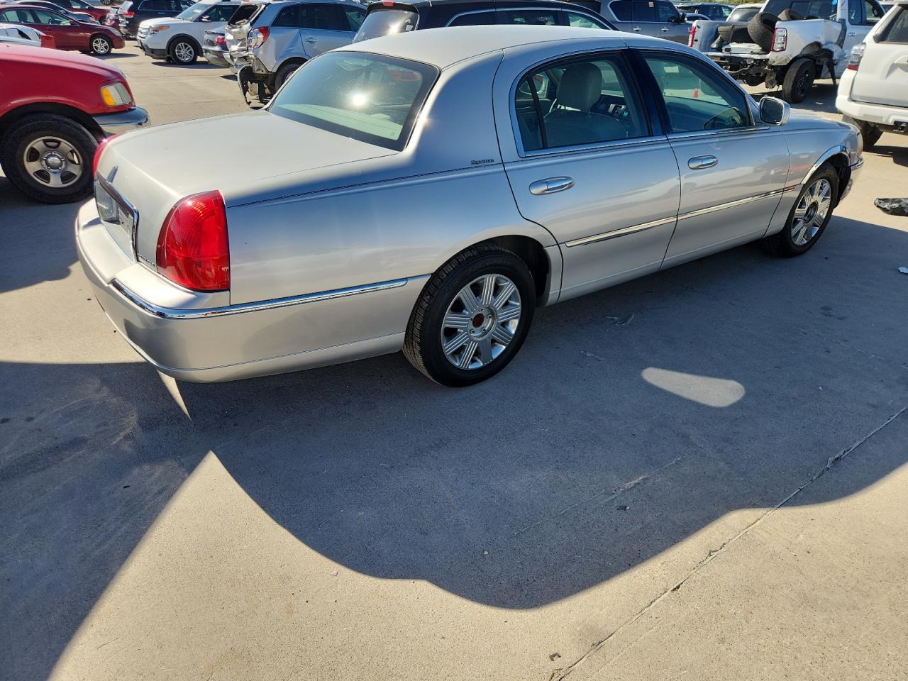 2007 Lincoln Town Car Signature silver sedan gas 1LNHM81W57Y631150 photo #4