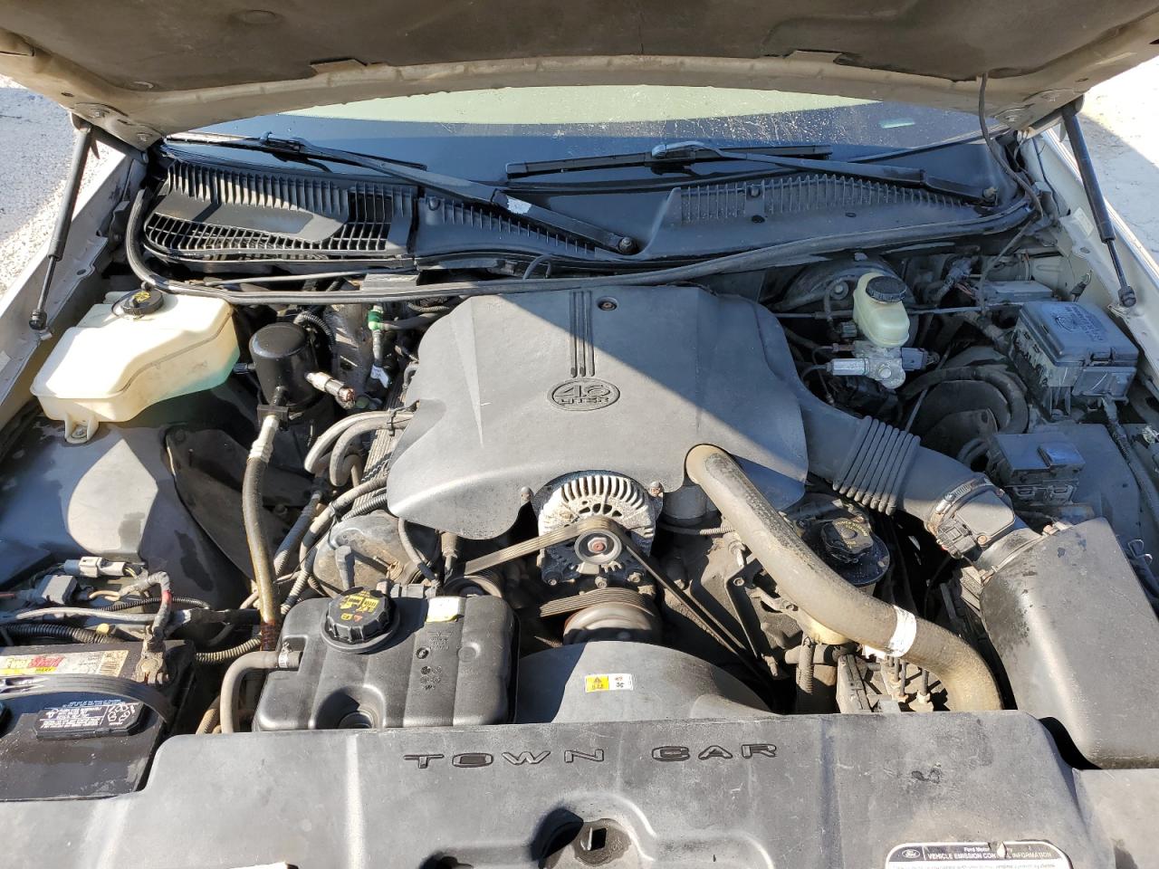 2000 Lincoln Town Car Executive VIN: 1LNHM81W6YY843783 Lot: 86173315