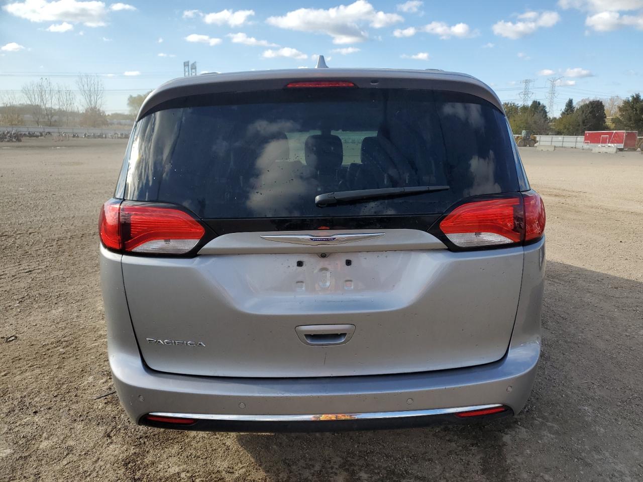 2018 Chrysler Pacifica Touring L VIN: 2C4RC1BG0JR210992 Lot: 90378685