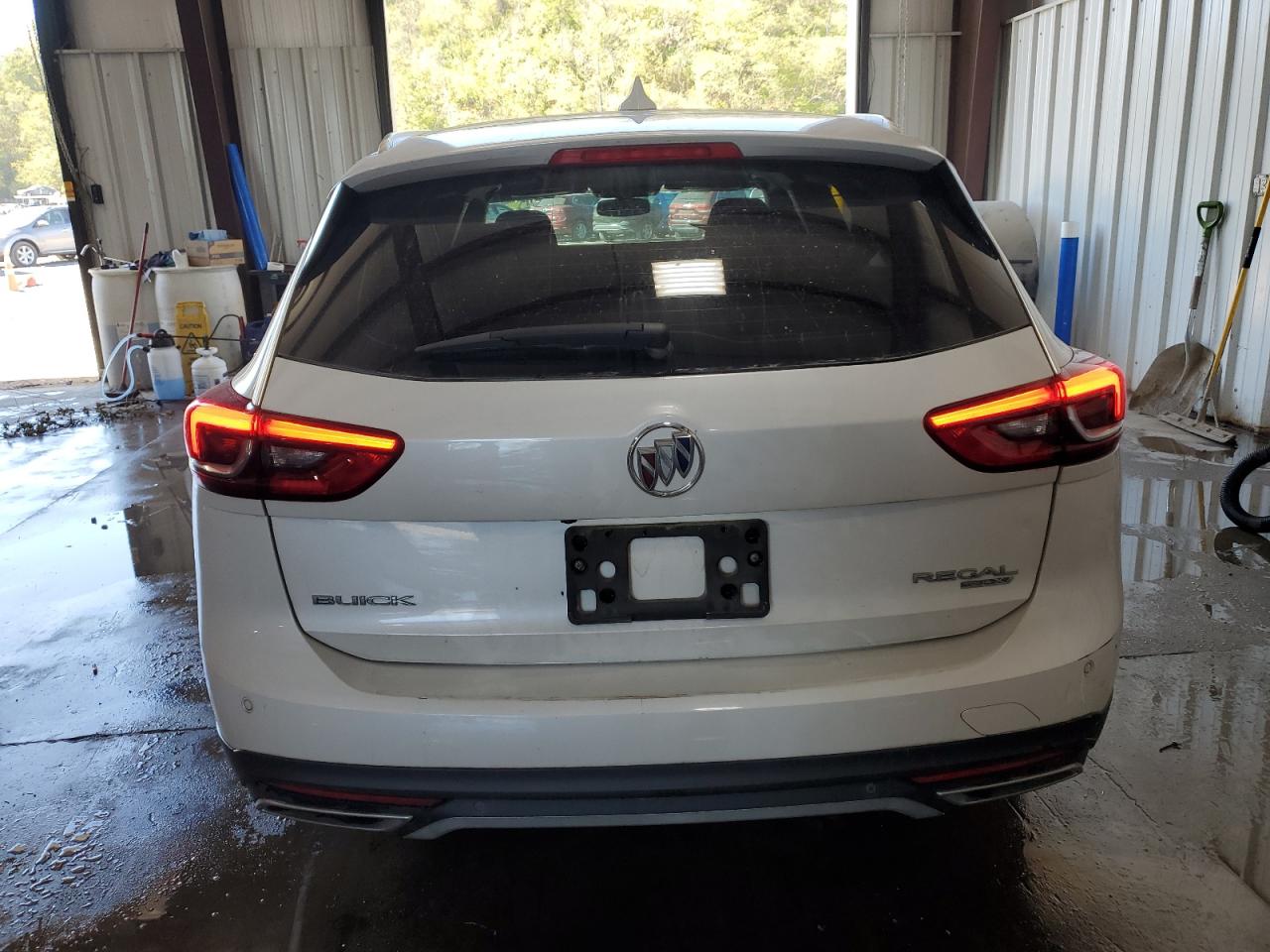 2018 Buick Regal Tourx Preferred VIN: W04GU8SX9J1099645 Lot: 82195305